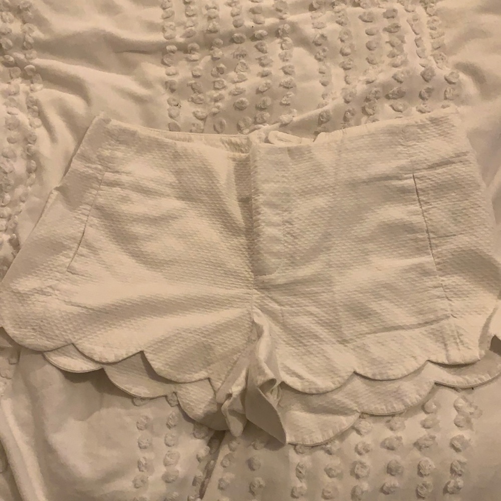 Lilly Pulitzer white scalloped edge shorts